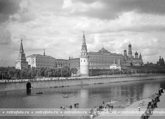 Купание коней в реке Москве, 1920-е годы