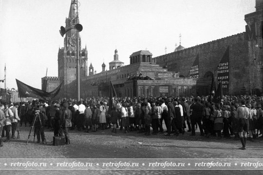 Демонстрация на Красной площади, 1920-е годы.