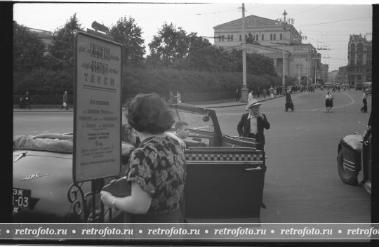 Стоянка такси на Театральной площади, 1970-е годы