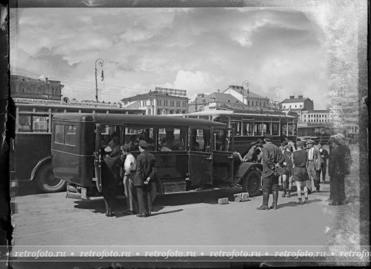 Посадка в транспорт в Театральном проезде, 1920-е годы