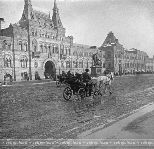 Пролетка около Верхних торговых рядов, 1900-е годы