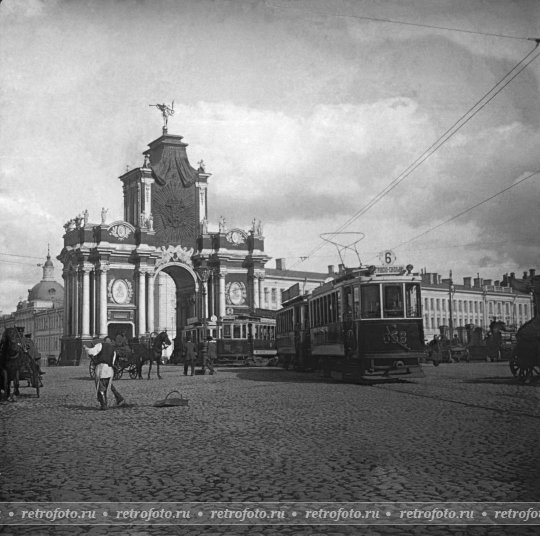 Москва, трамвай в арке Красных ворот, 1910-е годы