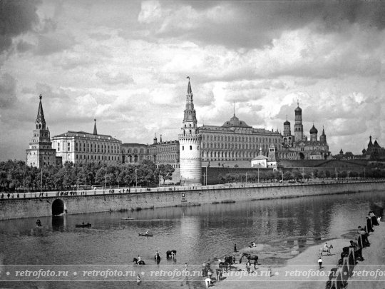 Москва, купание коней в Москве-реке, 1920-е годы.