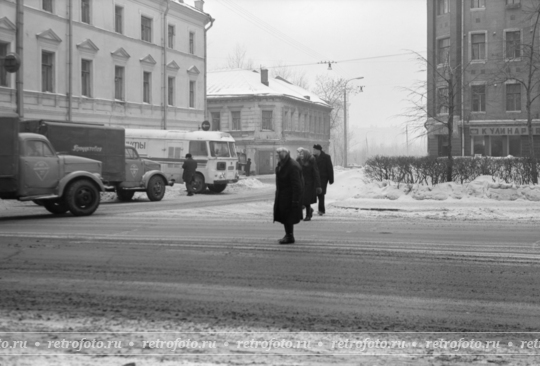 Угол Плющихи и 1-го Вражского пер.